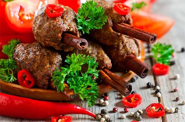 Os rolos de carne con especias e verduras son un exemplo da nutrición adecuada